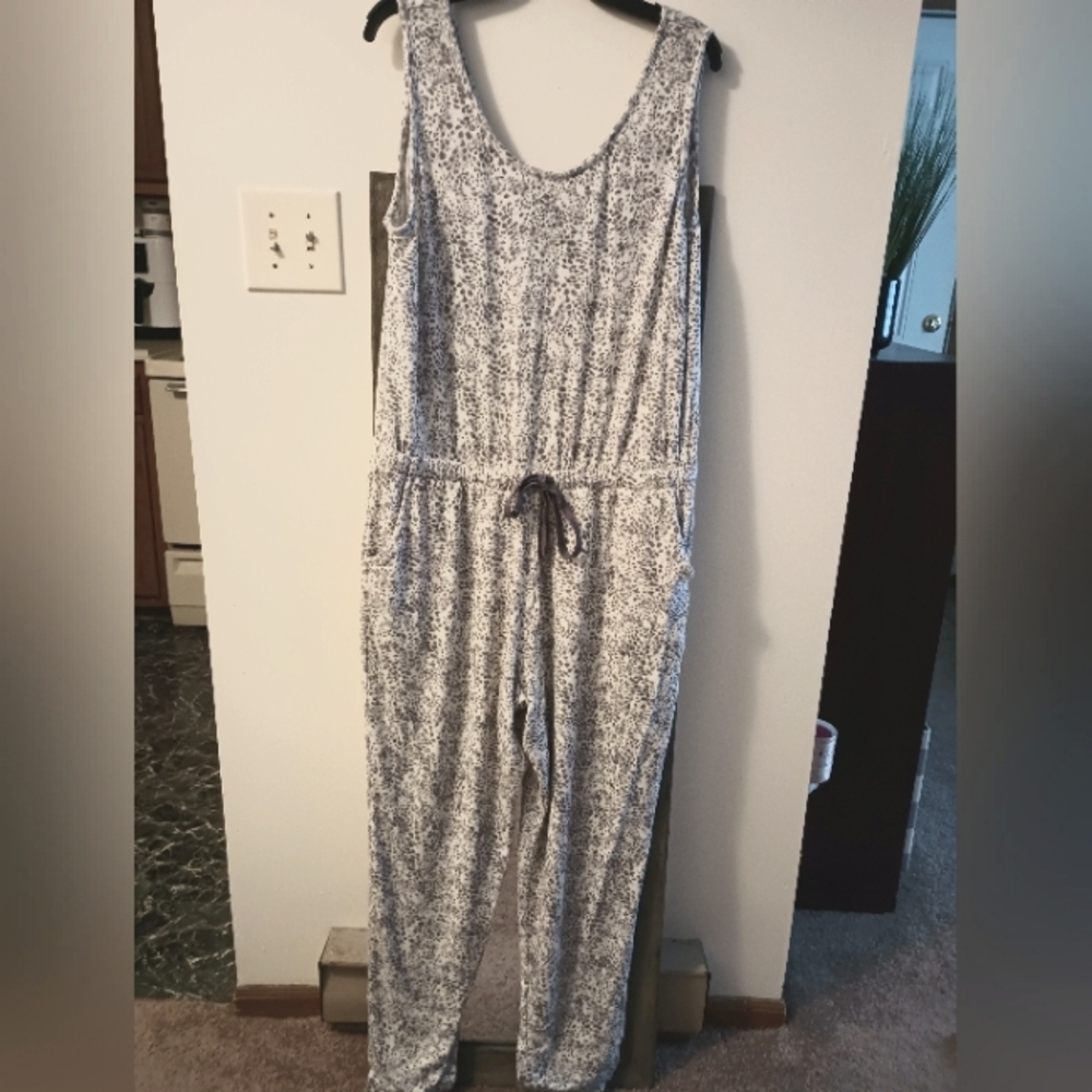 Koolaburra Grey and White Printed Sleeveless Jumpsuit